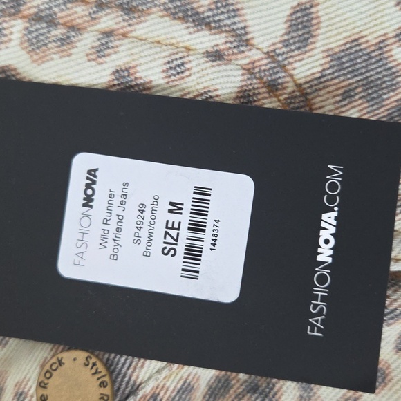 Fashion Nova Distressed Boyfriend Jeans Animal Print M NWT Wild Runner - Picture 3 of 6